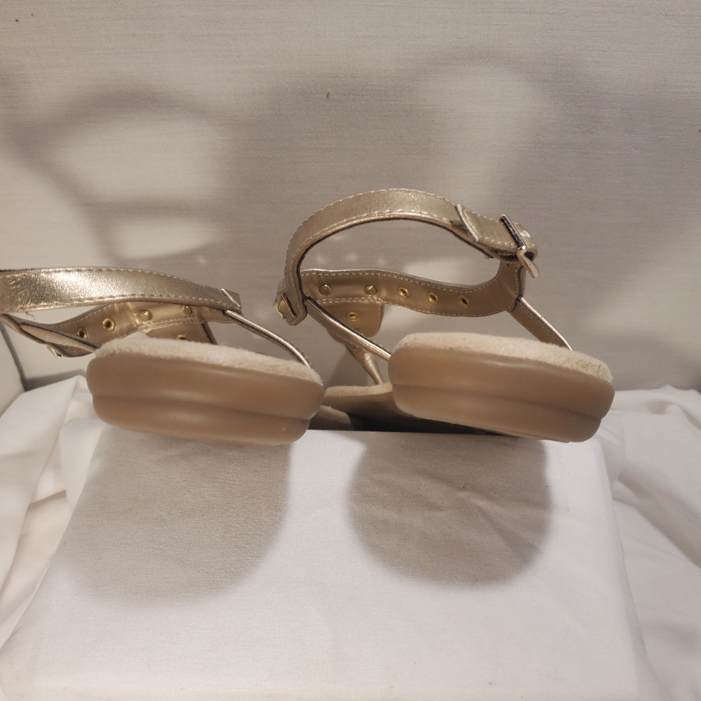 Aerosoles Women' Gold-Tone Faux Leather Split-Toe Jeweled Sandals 8.5 NWOT - Picture 5 of 7